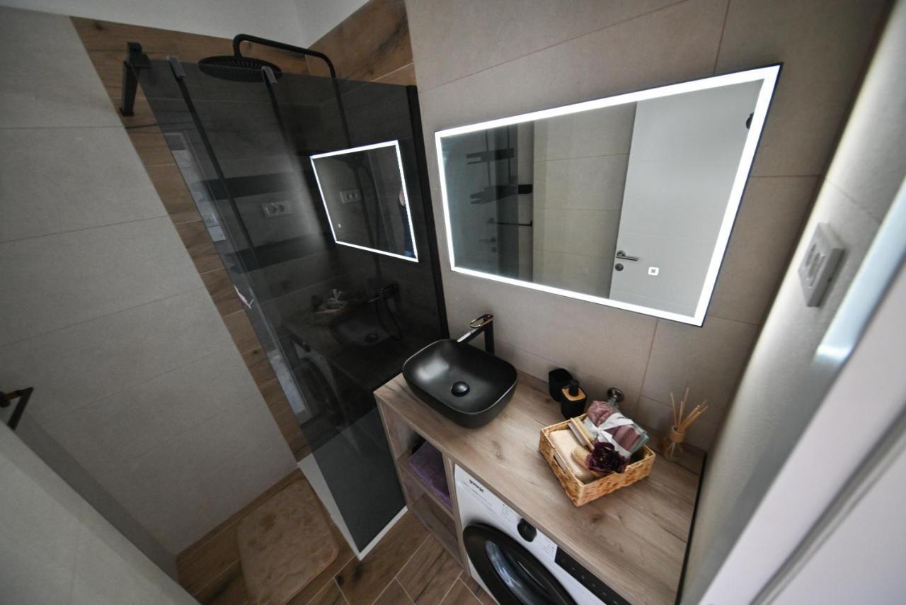 Apartman Nella With Sea Wiew Zadar Eksteriør billede